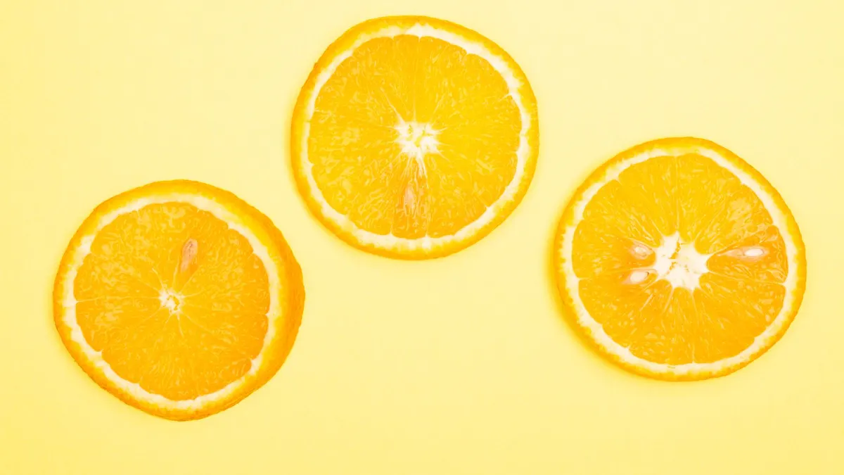 Agrumes et l'orange pour bébé : introduction dès 4-6 mois