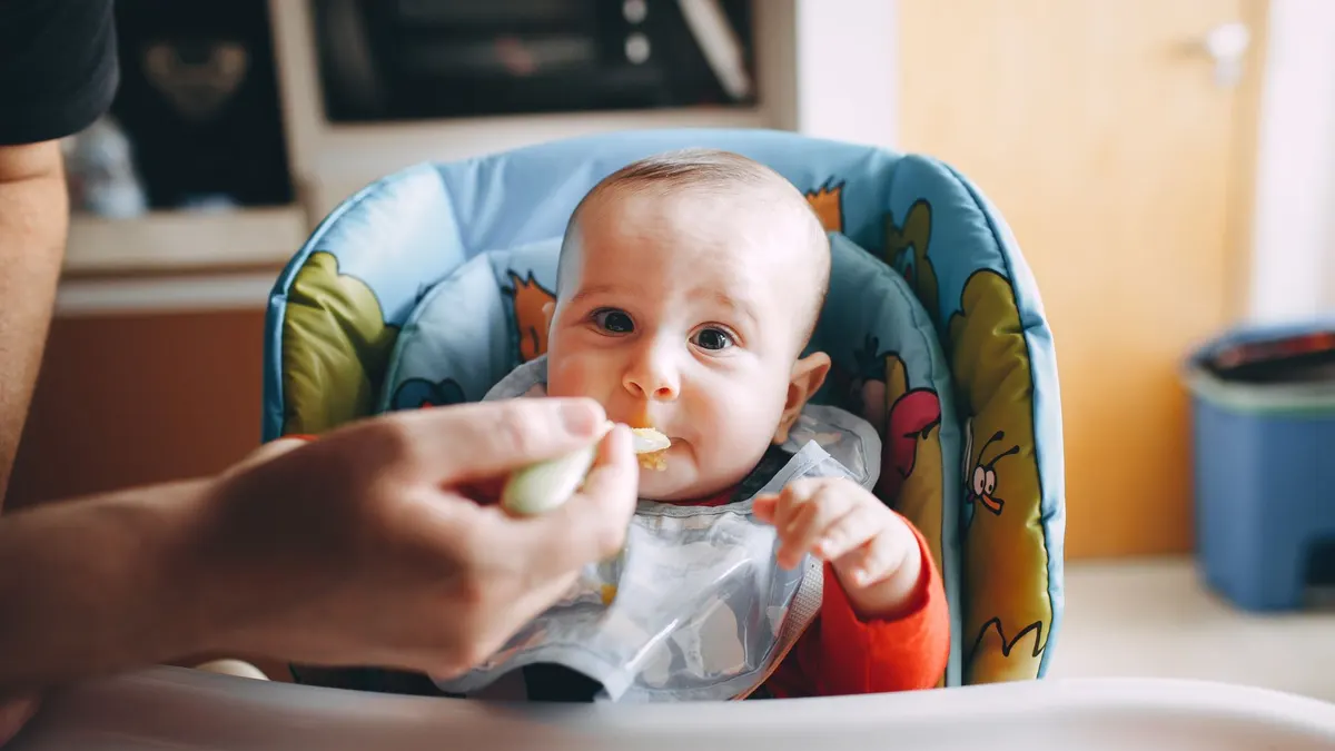 Repas de bébé à 4 mois : textures et quantités adaptées à cet âge