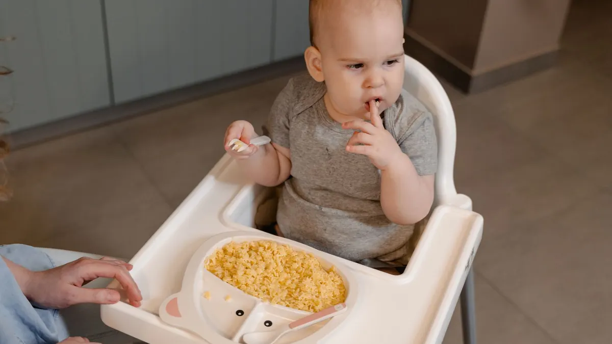 Repas de bébé à 8 mois : textures et quantités adaptées à cet âge