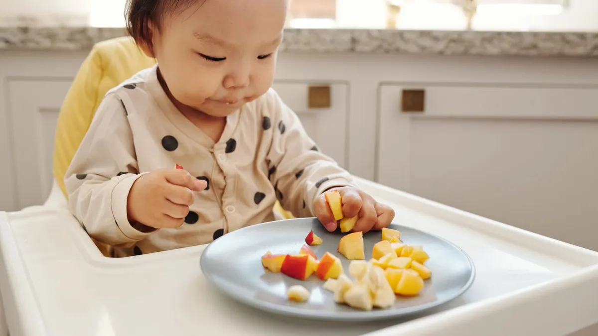 Repas de bébé à 9 mois : textures et quantités adaptées à cet âge