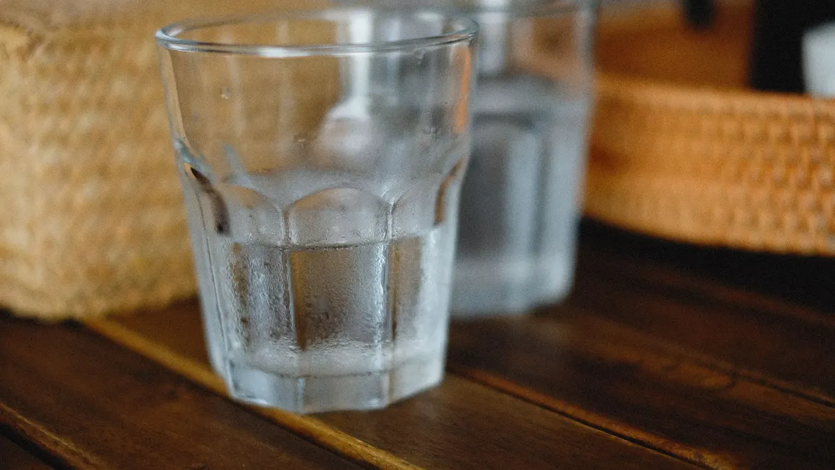 Eau pour bébé : introduction dès 4-6 mois (début de la diversification)