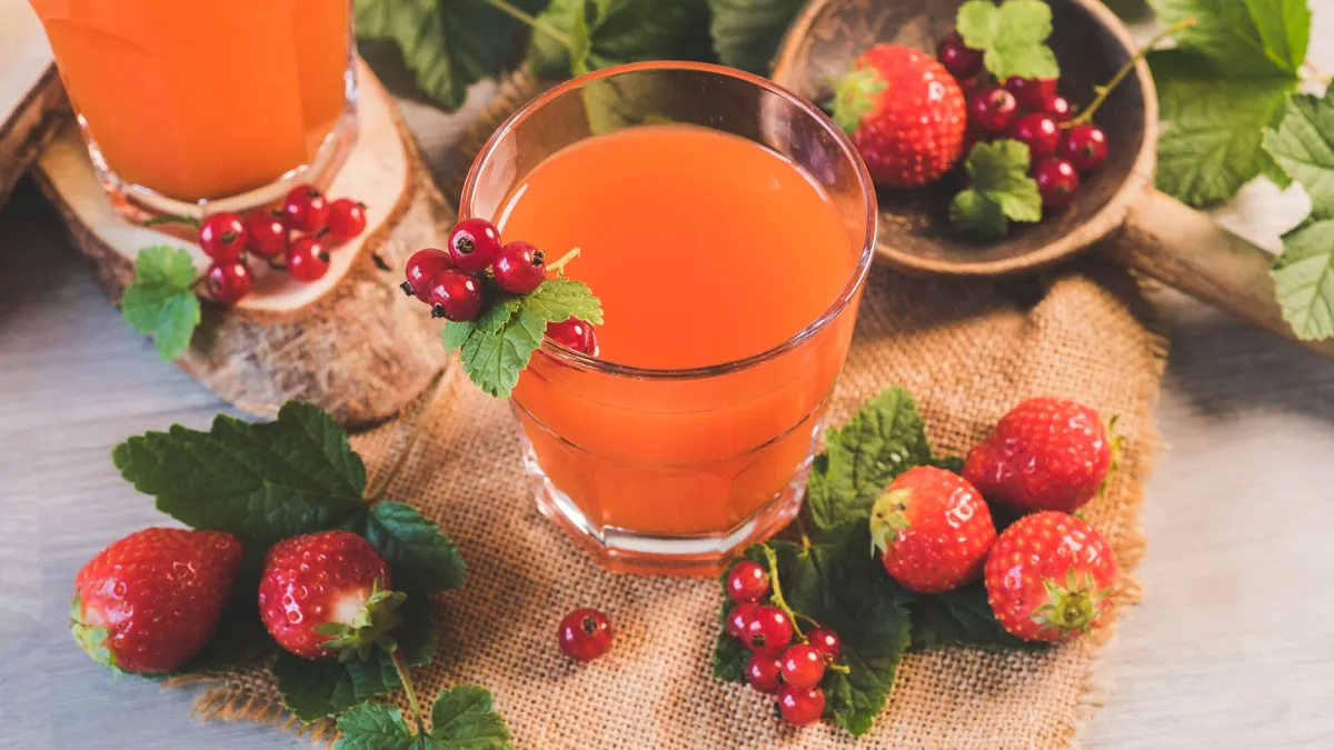 Jus de fruits pour bébé : introduction non recommandé avant 6 mois, non essentiel ensuite