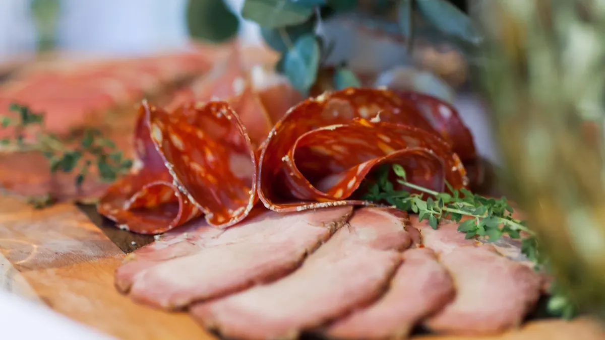 Planche de charcuterie : jambon cru, saucisson et produits cuits à trier pendant la grossesse