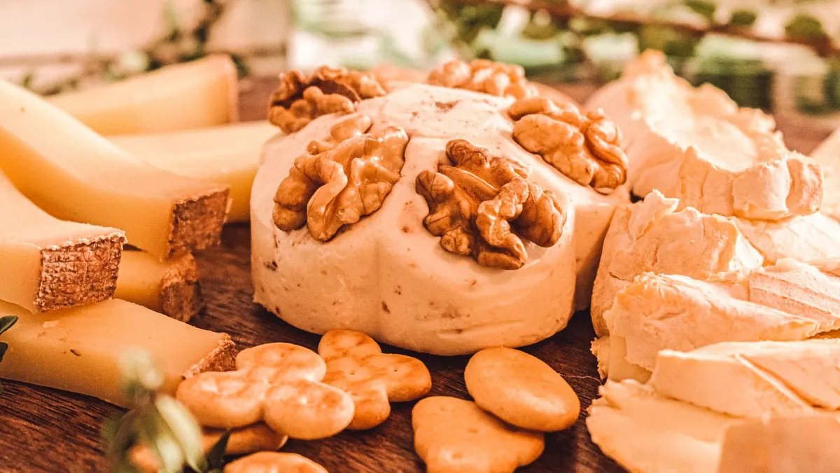 Plateau de fromages variés : pâtes pressées, fromages frais et pâtes molles