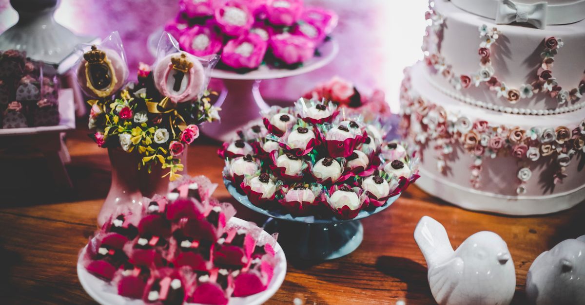 Buffet de desserts décoré et pièce montée pour une réception de baptême
