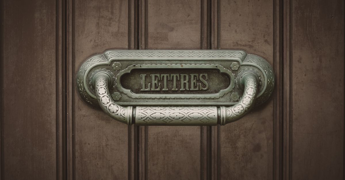 Plaque ancienne gravée du mot Lettres sur une porte en bois