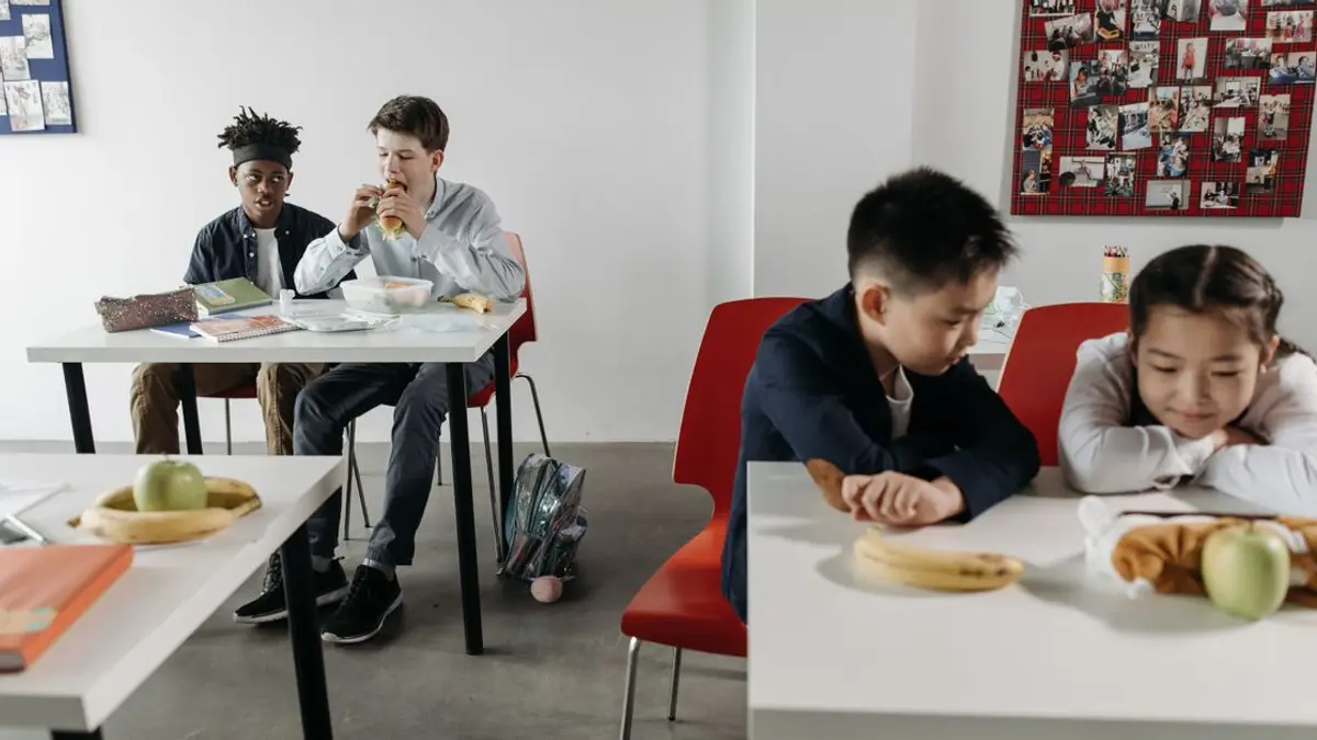 Des collégiens déjeunent ensemble dans le réfectoire de leur établissement