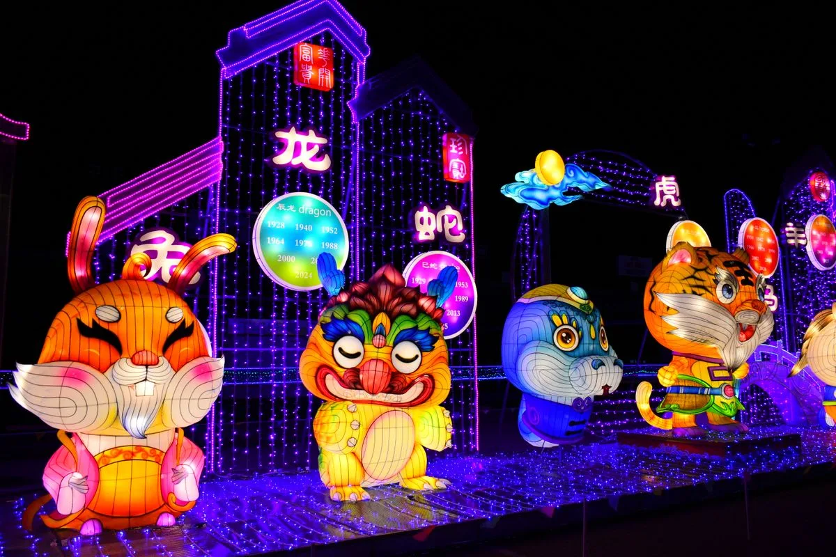 Lanternes rouges traditionnelles chinoises suspendues, symbole du calendrier lunaire utilisé pour prédire le sexe du bébé