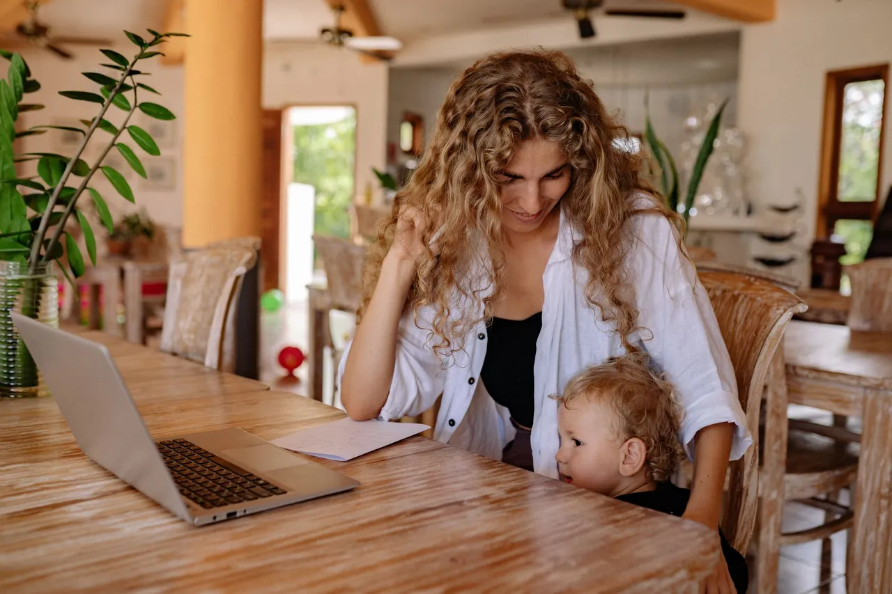 Démissionner pendant un congé parental : droits et préavis