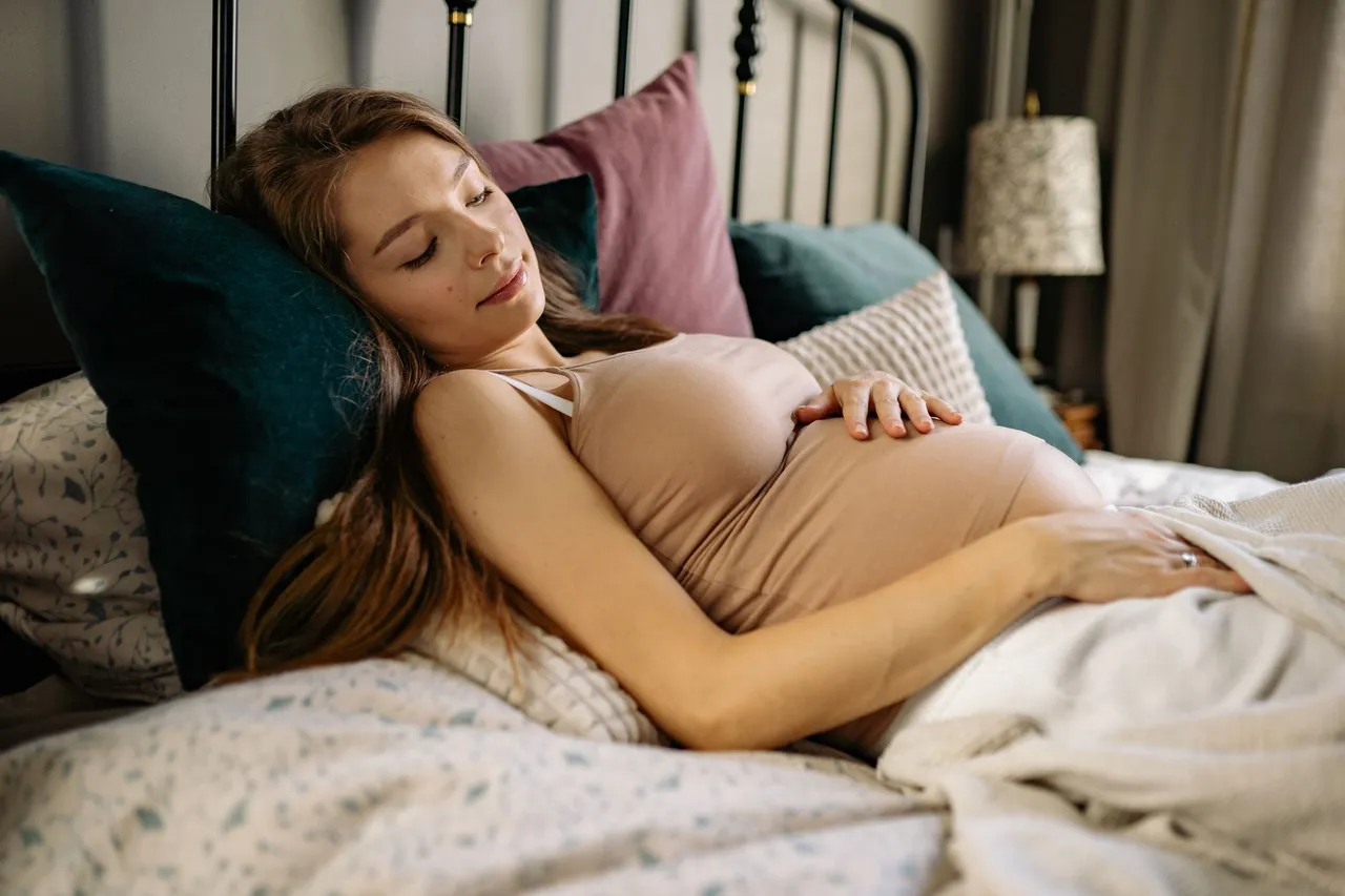 Dormir enceinte : quelle position adopter, dos ou ventre ?