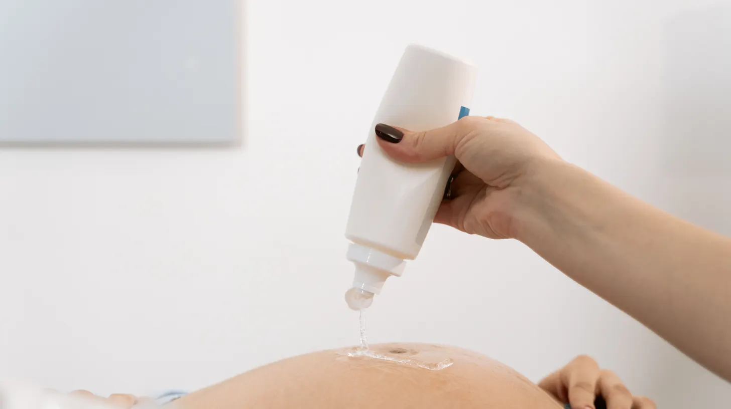 Gel appliqué sur le ventre d'une femme enceinte avant une échographie