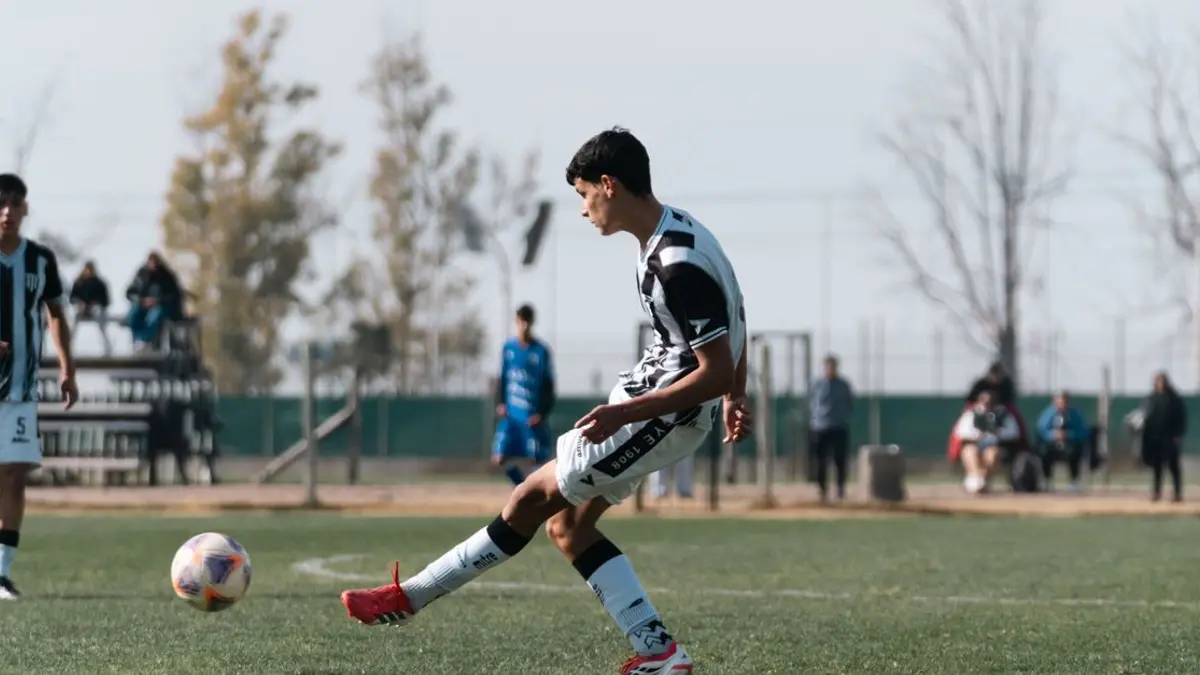 Un adolescent frappe le ballon lors d’un match de football dans son club