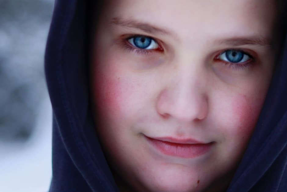 Jeune enfant aux joues roses jouant tranquillement au calme à la maison