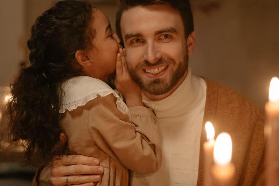 Petite fille chuchotant à l'oreille de son père : l'audition, au coeur de l'otite séreuse