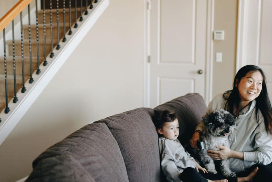 Parent et son tout-petit installés tranquillement dans le salon familial