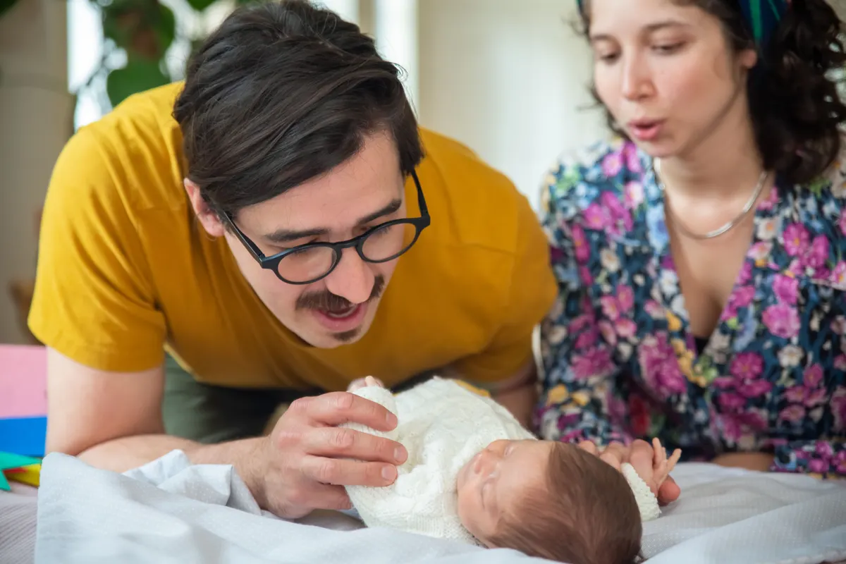Deux parents penchés sur leur nouveau-né