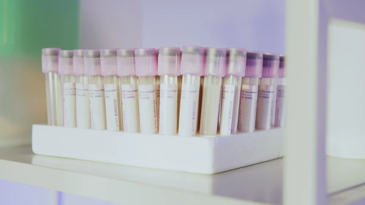 Tubes de prélèvement sanguin rangés dans un portoir de laboratoire