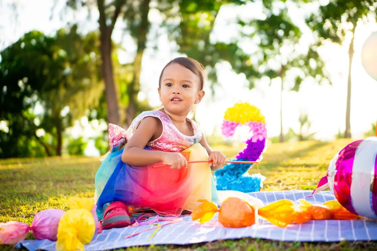 Enfant de 2 ans qui fête son anniversaire dans un parc