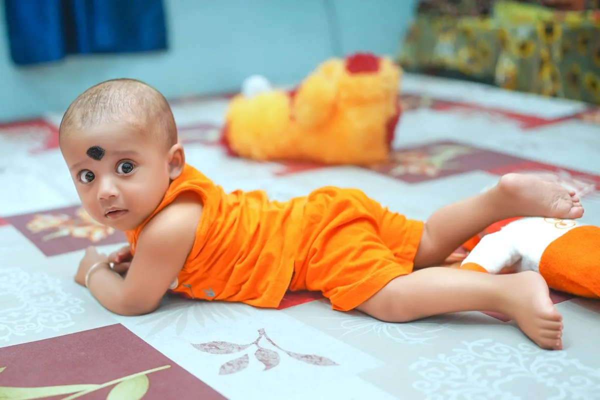 Bébé de 9 mois sur le ventre, en train de se redresser